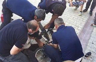 Ayağı pedala sıkıştı yardımına itfaiye koştu