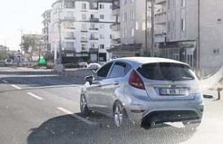 Ayağını camdan çıkarıp otomobil kullanan sürücü...