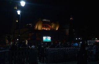 Ayasofya Camii’nde ziyaretçi yoğunluğu gece de...