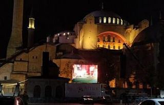 Ayasofya Camii’ndeki çalışmaları vatandaşlar...
