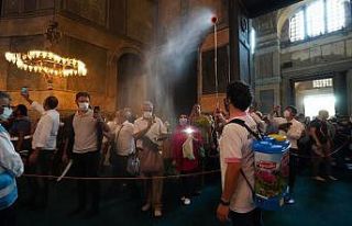 Ayasofya-i Kebir Cami-i Şerifi gül kokusu kapladı