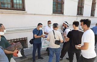 Ayasofya’da seccade dağıttı