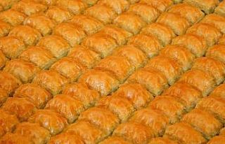 Ayasofya’daki ilk Cuma’da Antep baklavası ikram...