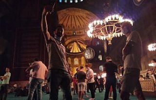 Ayasofya’ya ikinci gecede de yoğun ilgi sürüyor