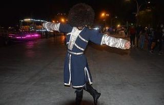 Azeri genç halk dansı gösteriyle izleyenleri mest...