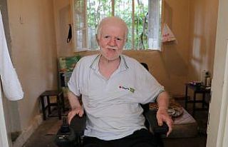 Bacaklarını kaybeden Sefer Yanar, akülü sandalyesine...