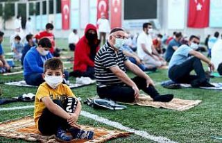 Bağcılar’da bayram namazı stadyumda kılındı