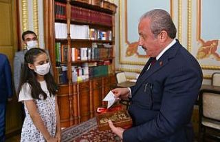 Bağışta bulunan küçük öğrenciye Meclis Başkanı...
