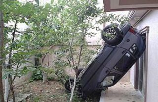 Bahçeye çıktı şaha kalkmış otomobili görünce...
