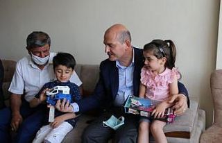 Bakan Soylu’dan şehit ikizlerin ailesine ziyaret