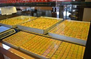 Baklava ve bayram şekerleri satıcıları geçtiğimiz...