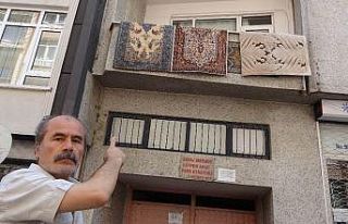 Balkondan düşen çocuğu yoldan geçen genç tutarak...