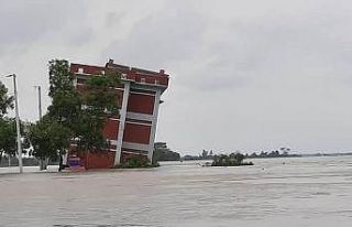 Bangladeş’te 3 katlı okul sel nedeni ile çöktü