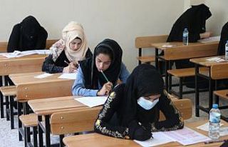 Barış Pınarı Bölgesindeki gençler diploma için...