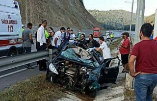 Bariyerlere çarpan otomobil hurdaya döndü: 3 yaralı
