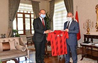 Başkan Akın Vali Karadeniz’e Turgutluspor forması...