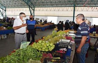 Başkan Bozkurt kapalı pazar yerinde esnaf ve vatandaşla...
