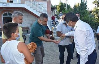 Başkan Çelik cami çıkışında vatandaşlarla...