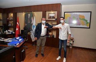 Başkan Çetin, kendisiyle tanışmak isteyen genci...