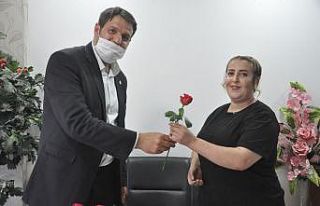 Başkan Çoğaç’tan kadınlara gül