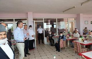 Başkan Ercengiz yaşlılarla bayramlaştı