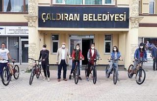 Başkan Esnari, şampiyon sporcuları ödüllendirdi