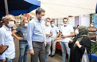 Başkan Kocaman semt pazarında esnaf ve vatandaşlarla...