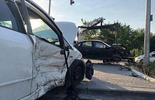 Başkent’te 2 otomobil çarpıştı: 4 yaralı