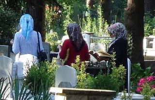 Bayram öncesi mezarlıklar doldu taştı