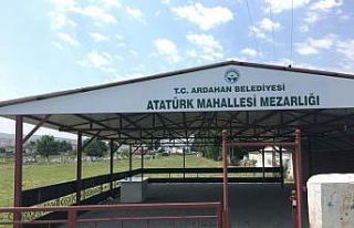 Bayram öncesi mezarlıklarda temizlik çalışması