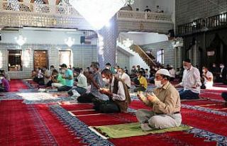 Bayramı namazı sosyal mesafeli ve maskeli kılındı