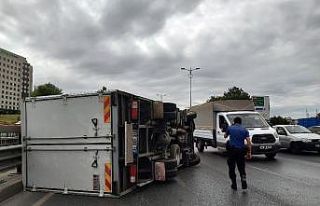 Bayrampaşa’da zincirleme kazada kamyonet devrildi:...