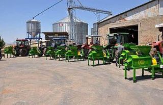 Besni’de çiftçilere badem kabuğu soyma makinesi...