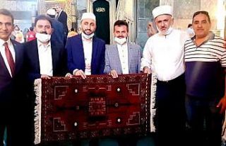 Besni’de dokunun seccade Ayasofya’ya teslim edildi