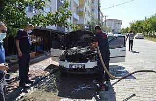 Besni’de park halindeki otomobil alev aldı