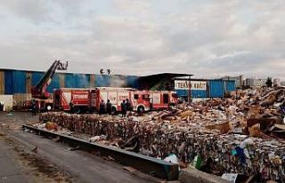 Beylikdüzü’ndeki atık kağıt deposunda yangın...