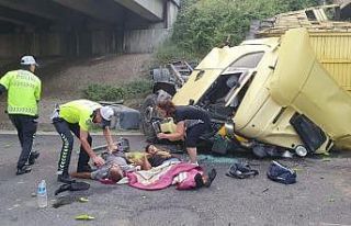 Biber yüklü tır TEM’de köprüden uçtu: 2 yaralı