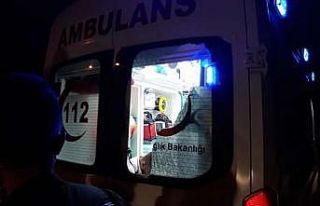 Bıçakla yaralanan kişi sağlık görevlilerine...