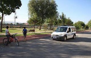 Bıçaklandığını görmemeleri için üzerini örtmüşler
