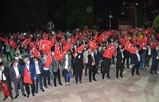 Bilecikliler o günkü gibi ellerindeki Türk bayraklarıyla...