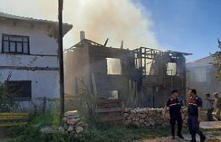 Bilecik’teki yangında 2 katlı ahşap ev kullanılmaz...