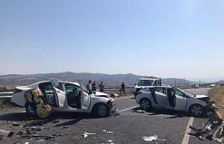 Bingöl-Elazığ karayolunda 2 araç kafa kafaya çarpıştı:...