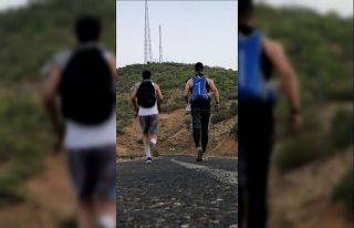 Bingöl’de 2 arkadaş farkındalık için 64 kilometre...