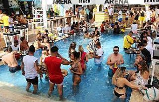 Bodrum’da sahiller doldu, trafik durma noktasına...