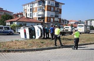 Bolu’da minibüs ile çarpışan polis aracı devrildi:...