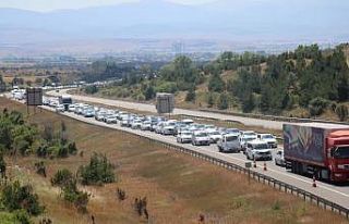 Bolu’da tatilcileri taşıyan araçlar trafiği...