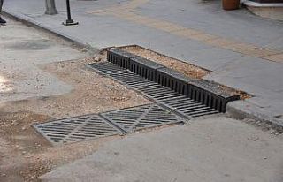 Bordür tipi yağmur suyu ızgaralarıyla su baskınlarındaki...
