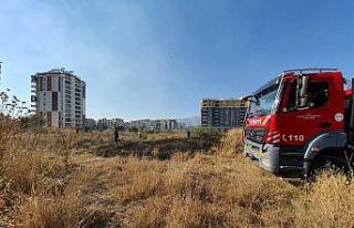 Boş arazide çıkan yangın mahalleliyi korkuttu