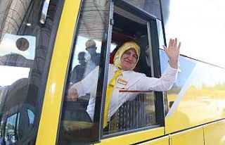 Bu otobüse binenler şoförü görünce çok şaşırıyor