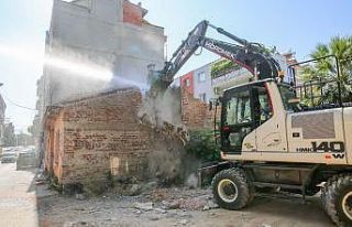 Buca’da metruk bina yıkıldı